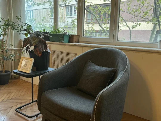 Konut sıcaklığında tasarlanmış terapi mekanı